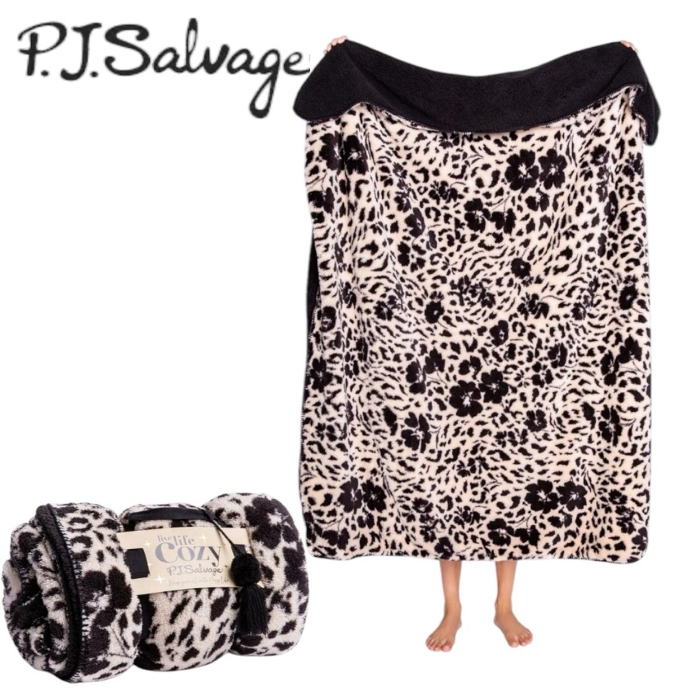 NWT P.J. Salvage Floral Cozy Plush Blanket